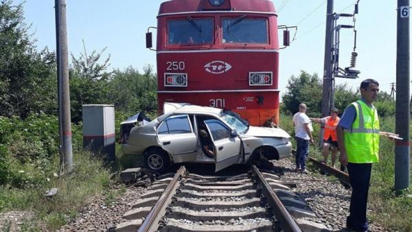 Легковушка столкнулась с поездом в Дагестане, три человека погибли